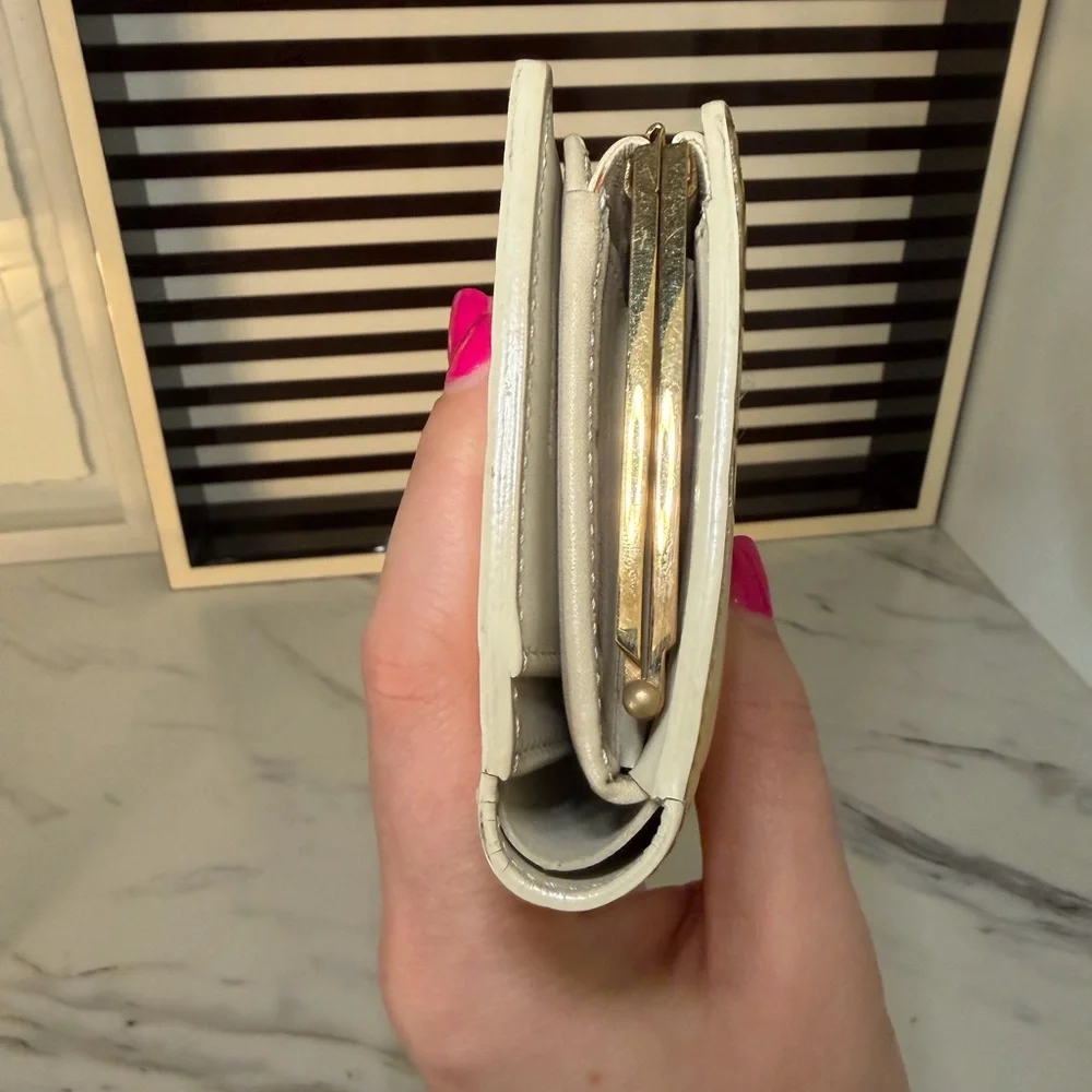 Louis Vuitton Cream Butter Yellow Monogram Vernis Kisslock Wallet - Picture 7 of 9